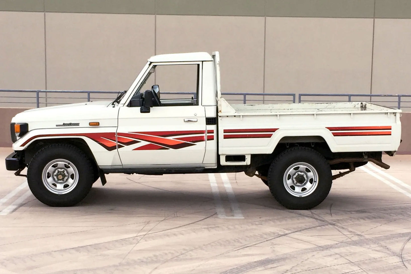 75 Series Single Cab Decal Body Stripe Kit (Tenterfield)